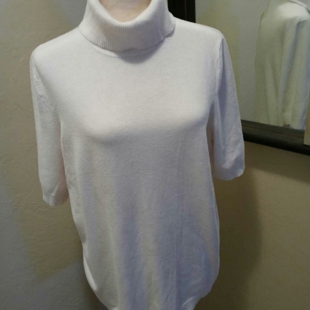 Thin sweater with sleeves